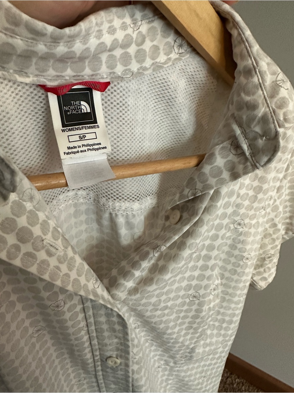 The North Face women’s light gray short-sleeve button-up shirt - Picture 8 of 11